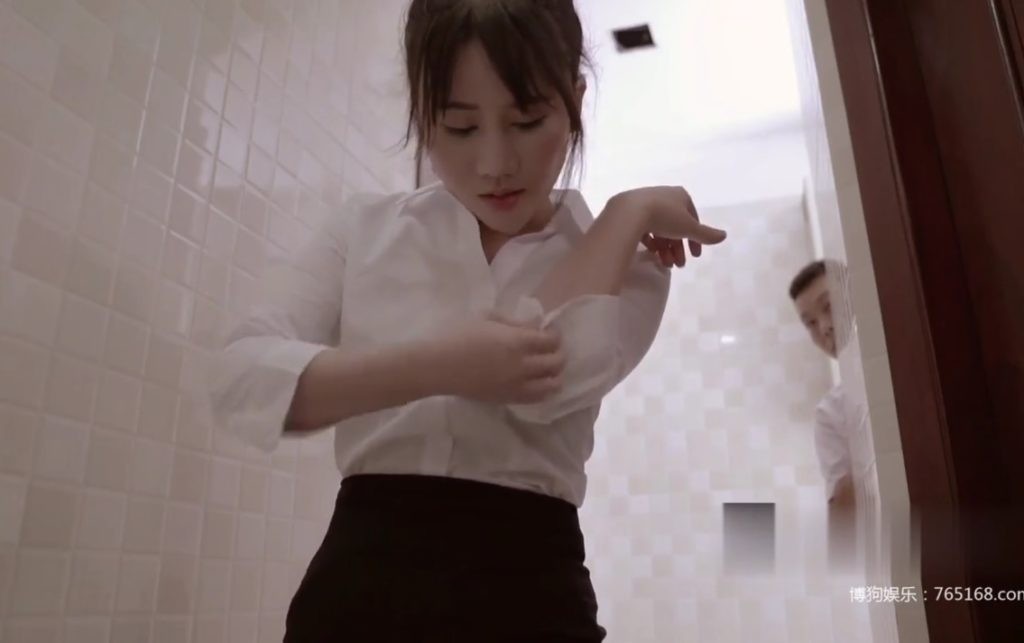 Lén lút cùng em nhân viên văn phòng dâm đãng